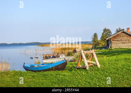 Architettura in legno e barche sulla riva del lago Onega, sull'isola di Kizhi, Carelia, Russia Foto Stock