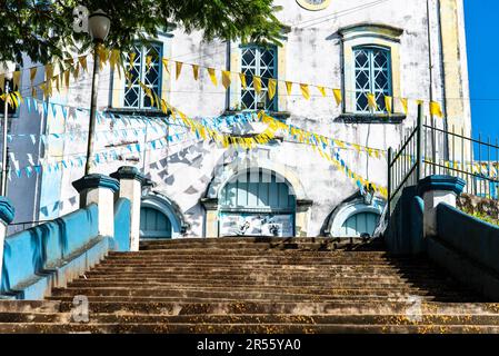 Valenca, Bahia, Brasile - 24 giugno 2022: Facciata della chiesa Matriz decorata con bandiere gialle per la festa di Sao Joao. Città di Valenca, Bahia. Foto Stock