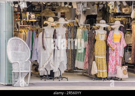 Quattro manichini con cappelli vestiti in abiti estivi lunghi in una vetrina nella città di Salou, Costa Daurada, Provincia di Tarragona, Catalogna, Spagna Foto Stock