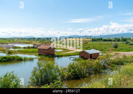 Il fiume Rosso (Kizilirmak in turco) un tempo conosciuto come Halys intorno alla città di Cankiri e Corum, Turchia Foto Stock