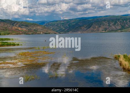 Il fiume Rosso (Kizilirmak in turco) un tempo conosciuto come Halys intorno alla città di Cankiri e Corum, Turchia Foto Stock