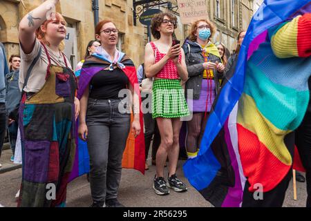 Un gruppo di fautori dei diritti trans protestano pacificamente al di fuori dell'Unione di Oxford per opporsi all'invito dell'ex Università del Sussex Foto Stock