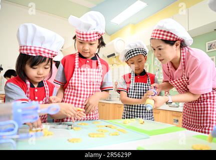 Pechino, Cina. 31st maggio, 2023. I bambini fanno la pasticceria in un asilo nel distretto di Heping di Tianjin della Cina del nord, 31 maggio 2023. Il 1 giugno segna la Giornata Internazionale dei Bambini. Vari eventi si sono tenuti in tutta la nazione con colori vivaci e gioiosa risata mentre bambini e famiglie si sono riuniti per la celebrazione. Credit: Zhao Zishuo/Xinhua/Alamy Live News Foto Stock