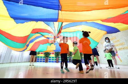 Pechino, provincia cinese di Hebei. 31st maggio, 2023. I bambini giocano una partita in un asilo a Shijiazhuang, provincia di Hebei, nella Cina settentrionale, il 31 maggio 2023. Il 1 giugno segna la Giornata Internazionale dei Bambini. Vari eventi si sono tenuti in tutta la nazione con colori vivaci e gioiosa risata mentre bambini e famiglie si sono riuniti per la celebrazione. Credit: Luo Xuefeng/Xinhua/Alamy Live News Foto Stock