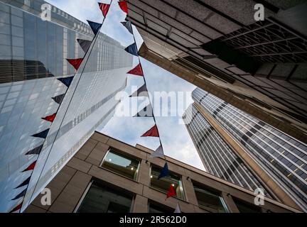 Londra, Regno Unito: Guardando in alto a 22 Bishopsgate o twentytwo, e Torre 42 nella città di Londra. Visto da un vicolo tra i due con bandiere sopra. Foto Stock