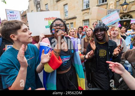 Un gruppo di fautori dei diritti trans protestano pacificamente al di fuori dell'Unione di Oxford per opporsi all'invito dell'ex Università del Sussex Foto Stock