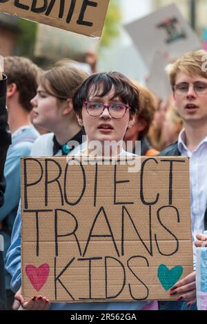 Un gruppo di fautori dei diritti trans protestano pacificamente al di fuori dell'Unione di Oxford per opporsi all'invito dell'ex Università del Sussex Foto Stock