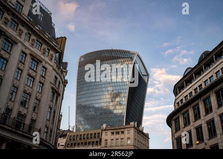 Londra, Regno Unito: Guardando verso l'edificio Walkie-Talkie o Fenchurch Building al 20 Fenchurch Street nella città di Londra. Foto Stock