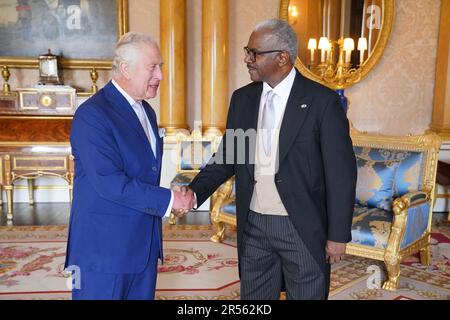 Re Carlo III riceve l'Alto Commissario delle Bahamas, Paul Andrew Gomez, durante un'udienza a Buckingham Palace, Londra. Data immagine: Giovedì 1 giugno 2023. Foto Stock
