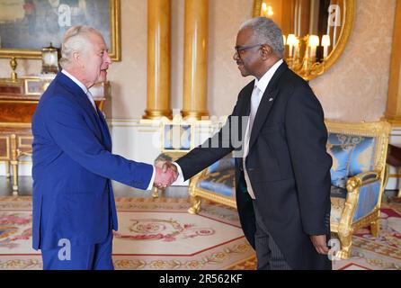 Re Carlo III riceve l'Alto Commissario delle Bahamas, Paul Andrew Gomez, durante un'udienza a Buckingham Palace, Londra. Data immagine: Giovedì 1 giugno 2023. Foto Stock