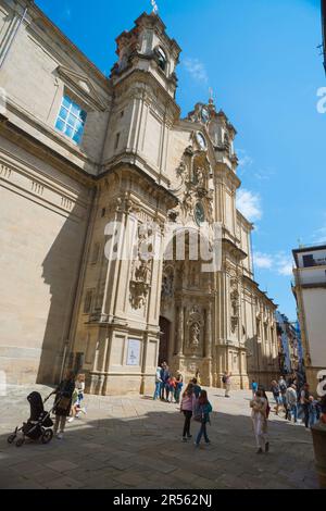 Basilica de Santa Maria San Sebastián, vista dell'immensa facciata barocca dell'ingresso della Basilica de Santa Maria nel centro storico di San Sebastián. Foto Stock