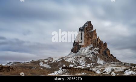 Sciogliendo la neve sulla formazione rocciosa, Monument Valley, Colorado Plateau, Utah, USA Foto Stock