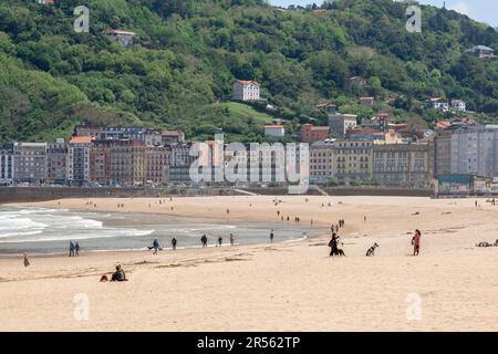 Zurriola Beach San Sebastian, vista estiva della Playa de la Zurriola, una famosa spiaggia di surfisti nel quartiere Gros di San Sebastian, Spagna. Foto Stock