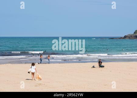 Zurriola Beach San Sebastian, vista estiva della Playa de la Zurriola, una famosa spiaggia di surfisti nel quartiere Gros di San Sebastian, Spagna. Foto Stock