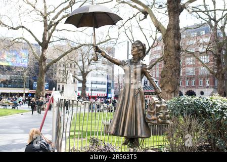 Londra, Regno Unito - 04 07 2023: Statua di Mary Poppins, Leicester Square, Londra. Foto Stock