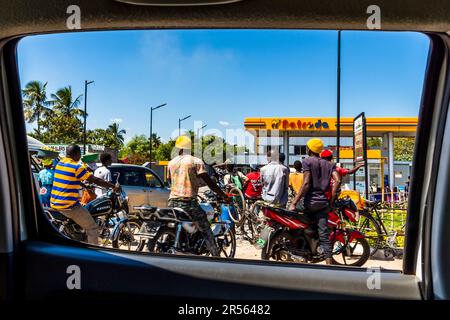 Lunghe code alle stazioni di servizio del Malawi a causa della carenza di benzina. Mangochi, Malawi Foto Stock