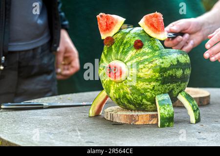 creativissima bacinella di frutta a forma di maiale realizzata in cocomero, concetto di creatività, primo piano Foto Stock