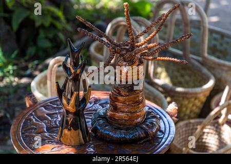 Souvenir dal Malawi. Gli alberi di Baobab sono considerati alberi di vita in Africa. Al Kutchire Lodge vengono offerti souvenir con motivi baobab. Parco Nazionale di Liwonde, Malawi Foto Stock