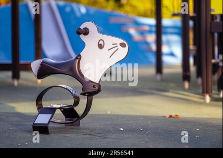 giocattolo con mouse per bambini in un parco giochi per bambini, altalena per bambini in un parco giochi per bambini Foto Stock