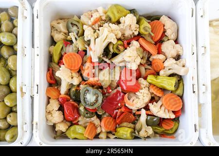 Verdure sottaceto come cavolfiore, peperoni, carote e pomodori verdi in una  scatola di plastica per la vendita al mercato, vista ad angolo alto  dall'alto, selec Foto stock - Alamy