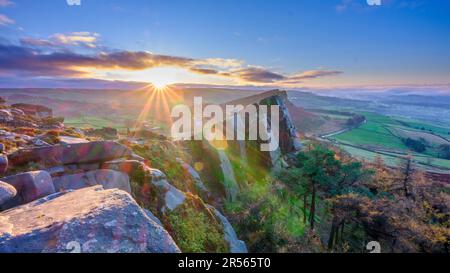 Leek, Regno Unito - 19 novembre 2022: Alba invernale sopra i Roaches vicino a Leek nel Parco Nazionale del Peak District Foto Stock