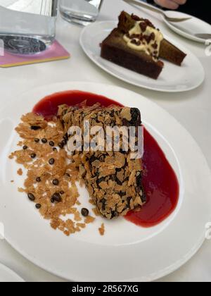 Il Terrace Café si trova nel Museum of Modern Art e presenta piccoli piatti di antipasti e dessert, 2023, New York City, USA Foto Stock