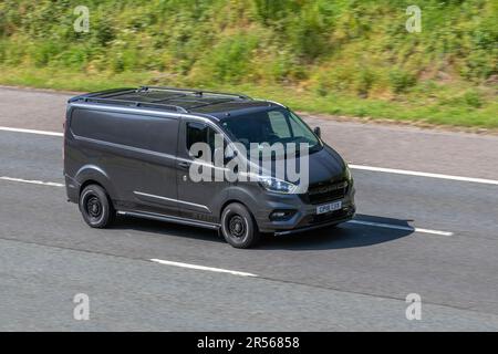 2018 Ford Transit Custom 300 Limited Enforcer Panel furgone. Transit Custom 300 Limited TDCI 130 Ecoblue L2H1 LWB grigio pannello LCV furgone Diesel 1995 cc Foto Stock