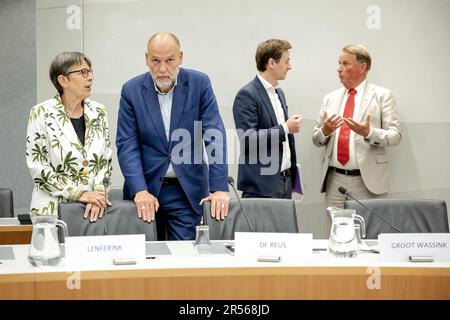 L'AIA - Jetta Klijnsma (cerchio dei Commissari del Re), Rutger Groot Wassink (Associazione dei Comuni dei Paesi Bassi (VNG), Laurens Dassen (VOLT) e Jan de Reus (Consultazione interprovinciale (IPO) in discussione prima di una tavola rotonda sulla legge sulla distribuzione nel Groen van Prinstererzaal il Consiglio dei ministri ha approvato in precedenza la legge sulla distribuzione che può obbligare i comuni ad assumere (ulteriori) richiedenti asilo se non lo fanno volontariamente. ANP ROBIN VAN LONKHUIJSEN olanda fuori - belgio fuori Foto Stock