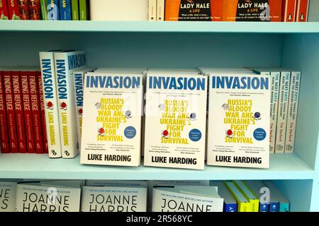 Luke Harding libro 'Invasion' Russia Ucraina guerra libri su libreria in libreria al Festival Hay 2023 Hay-on-Wye Galles UK KATHY DEWITT Foto Stock