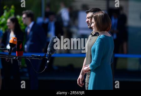 Bulboaca, Moldova. 01st giugno, 2023. Bulboaca, Moldova. 01 giugno, 2023. Il presidente ucraino Volodymyr Zelenskyy, di sinistra, e il presidente moldavo Maia Sándu, di destra, durante una cerimonia di arrivo per il vertice della Comunità politica europea al castello di Mimi, il 1 giugno 2023 a Bulboaca, Moldova. Credit: Foto piscina/Ufficio stampa presidenziale ucraino/Alamy Live News Foto Stock