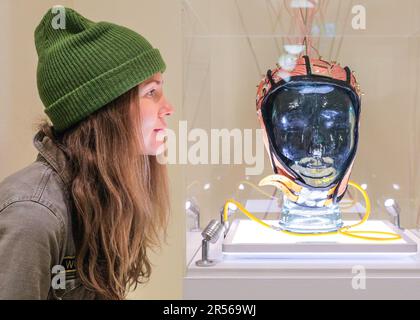 Londra, Regno Unito, 01st giugno 2023. L'artista, Beatie Wolfe, con la parte 'Thinking cap' della sua installazione 'Imprinting: The Artist's Brain' che trasporta i visitatori all'interno del cervello dell'artista trasportando i dati via telefono il visitatore può operare a un 'Thinking Cap'. L'installazione fa parte della London Design Biennale di Somerset House dal 1st al 25th giugno con il tema di quest'anno "il gioco globale: Rimappatura delle collaborazioni". Dispone di 45 installazioni internazionali. Credit: Imageplotter/Alamy Live News Foto Stock