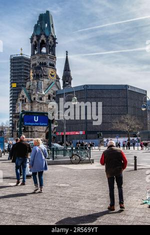 Berlin Breitscheidplatz. Kaiser Wilhelm Memorial Church, Kaiser-Wilhelm-Gedächtniskirche. Guglia della chiesa storica e nuova chiesa ottagonale danneggiata dalla guerra Foto Stock