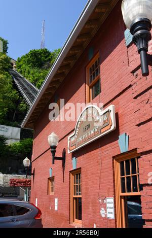 Pittsburgh, PA, USA - 21 maggio 2023: La Monongahela Incline è stata la prima funicolare per passeggeri. E 'stato costruito nel 1870 e ancora trasporta peopl Foto Stock