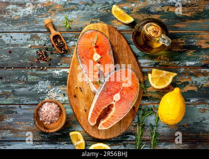 Due pezzi di salmone fresco. Bistecche di salmone crudo su tavola di legno. Foto Stock