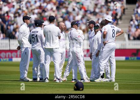 Jack Leach (al centro) dell'Inghilterra con i compagni di squadra dopo aver preso il picket del Lorcan Tucker irlandese (non illustrato) durante il giorno uno della prima partita LV= Insurance Test a Lord's, Londra. Data immagine: Giovedì 1 giugno 2023. Foto Stock