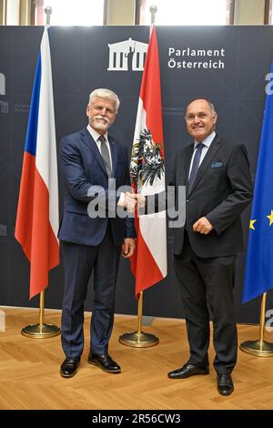 Vienna, Austria. 01st giugno, 2023. Il presidente ceco Petr Pavel, a sinistra, incontra il presidente del Consiglio nazionale austriaco Wolfgang Sobotka il 1 giugno 2023 a Vienna, Austria. Credit: Vit Simanek/CTK Photo/Alamy Live News Foto Stock