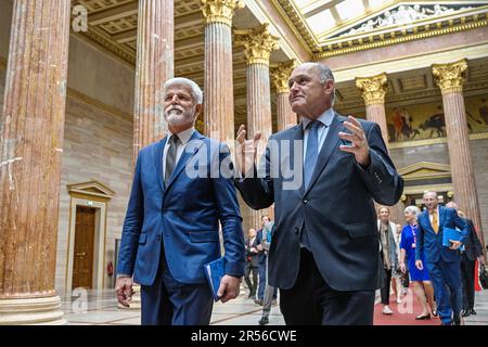 Vienna, Austria. 01st giugno, 2023. Il presidente ceco Petr Pavel, a sinistra, incontra il presidente del Consiglio nazionale austriaco Wolfgang Sobotka il 1 giugno 2023 a Vienna, Austria. Credit: Vit Simanek/CTK Photo/Alamy Live News Foto Stock