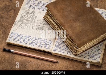 dettaglio da un giornale di viaggio d'epoca del 1970s con disegni a mano e matita (rilascio della proprietà allegato) e un diario in pelle retro-bound Foto Stock