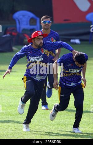 Rashid Khan, protagonista dell'Afghanistan durante la sessione di allenamento allo stadio nazionale di cricket Sher-e-Bangla, Mirpur, Dhaka, Bangladesh. Foto Stock