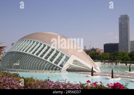 Maggio, 2023.Valencia, Spagna. Vista panoramica dell'edificio l'Hemisferic nel Ciutat de les Arts i les Ciencies di Valencia (Spagna) Foto Stock