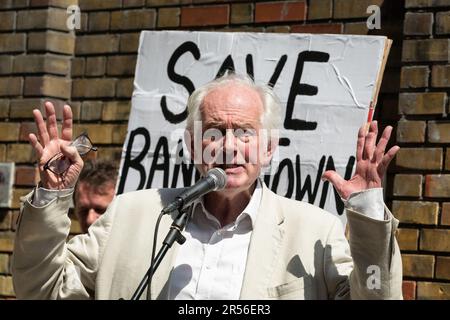 Dan Cruickshank, storico dell'arte e presentatore televisivo, si rivolge a un rally della campagna di Save Brick Lane contro lo sviluppo proposto del sito della fabbrica di birra Truman. Foto Stock