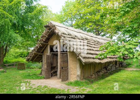 Replica Neolitico Longhouse a la Hougue Bie Museum, la Route de la Hougue Bie, St Saviour Parish, Jersey, Isole del canale Foto Stock