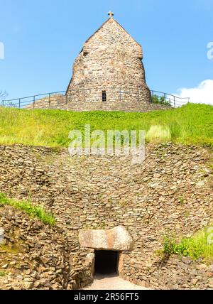 Ingresso alla tomba di passaggio neolitica al Museo la Hougue Bie, la Route de la Hougue Bie, St Saviour Parish, Jersey, Isole del canale Foto Stock