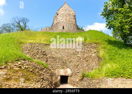 Ingresso alla tomba di passaggio neolitica al Museo la Hougue Bie, la Route de la Hougue Bie, St Saviour Parish, Jersey, Isole del canale Foto Stock