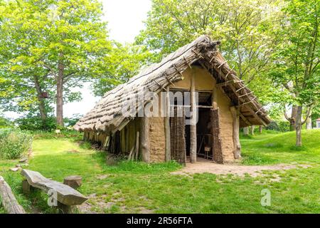 Replica Neolitico Longhouse a la Hougue Bie Museum, la Route de la Hougue Bie, St Saviour Parish, Jersey, Isole del canale Foto Stock