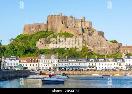 13th ° secolo Monte Orgueil Castello attraverso Gorey Harbour, Gorey, Saint Martin Parish, Jersey, Isole del canale Foto Stock