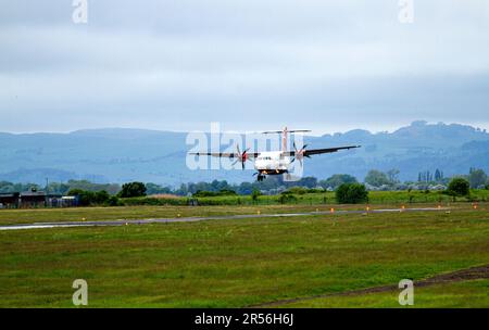 Dundee, Tayside, Scozia, Regno Unito. 1st giugno, 2023. Il tempo nel nord-est della Scozia è nuvoloso e fresco. Il volo Loganair G-LMRB Saab340 G-LGNH AIRCRAFT aT45 arriva alle 9:11,45 e parte alle 17:12,45 dall'aeroporto di Dundee Riverside. A causa della copertura nuvolosa irregolare, i voli Dundee-Sumburgh sono ancora arrivati in tempo. Credit: Dundee Photographics/Alamy Live News Foto Stock