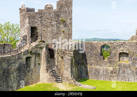 Castello di Dinefwr (Castello di Dynevor), Llandeilo, Carmarthenshire, Galles sudoccidentale UK - la vicina Newton House è vista attraverso la finestra. Foto Stock