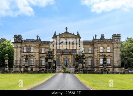 DUNCOMBE PARK, HELMSLEY, REGNO UNITO - 29 MAGGIO 2023. La facciata anteriore della Duncombe Park House e tenuta vicino Helmsley nel North Yorkshire Moors Foto Stock