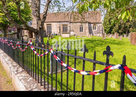 Bunting a maglia per l'incoronazione del re Carlo III, chiesa di St Marys nel villaggio di Severnside di Frampton su Severn, Gloucestershire Foto Stock